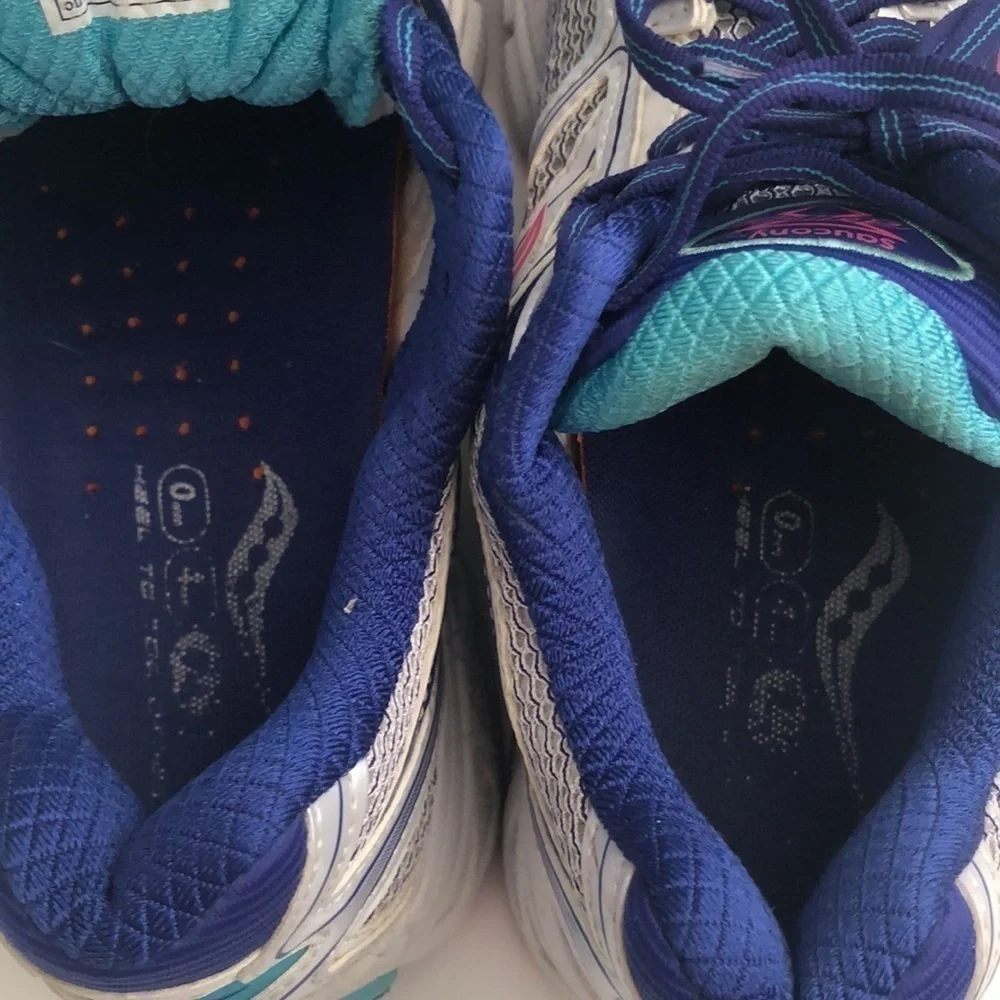 Saucony Guide 8 running shoes with mesh sides size 9 colors of silver blue white